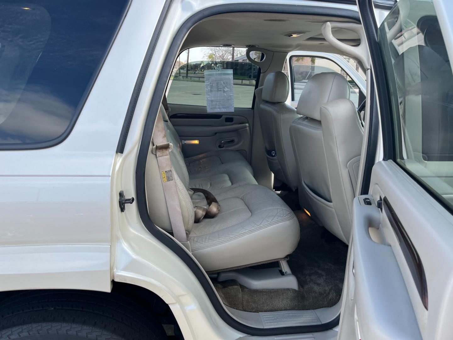 2002 white /TAN Cadillac Escalade 2WD (1GYEC63T62R) with an 5.3L V8 OHV 16V engine, 4-Speed Automatic Overdrive transmission, located at 14700 Tomball Parkway 249, Houston, TX, 77086, (281) 444-2200, 29.928619, -95.504074 - Photo#12